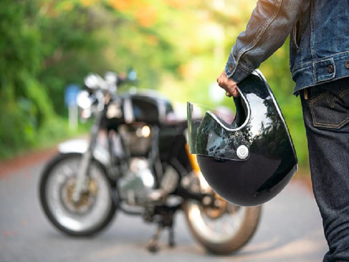 You are currently viewing हेलमेट सही से नहीं पहनना भी ट्रैफिक नियम में शामिल, ₹2000 तक का चालान कटेगा