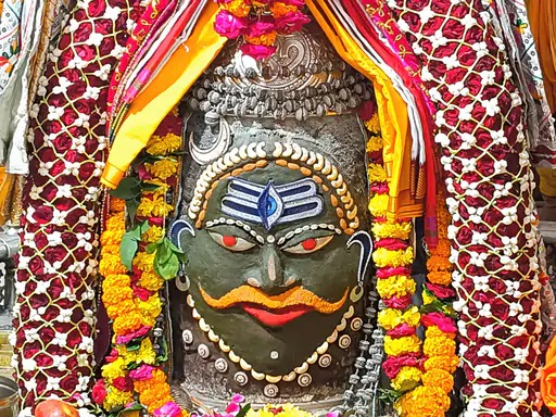 You are currently viewing सोमवार भस्म आरती दर्शन:त्रिनेत्र त्रिपुण्ड चंद्र धारण कर बाबा महाकाल दिव्य श्रृंगार