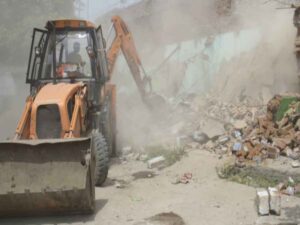 Read more about the article MP में गरजा प्रशासन का बुलडोजर; जमींदोज हुए 100 करोड़ की जमीन पर बने घर, दुकानें भी ध्वस्त