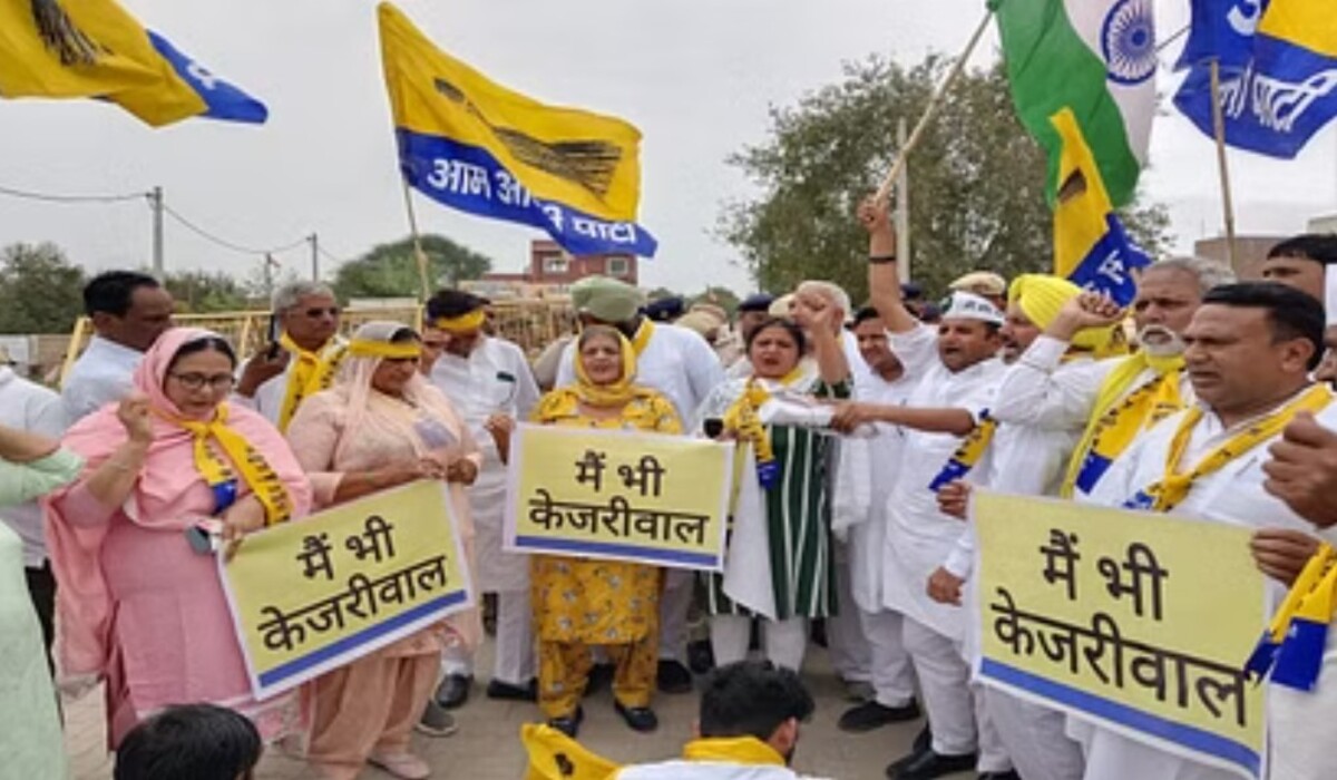 You are currently viewing Haryana: AAP कार्यकर्ताओं ने हेलमेट पहनकर किया प्रदर्शन, कहा – Kejriwal को गिरफ्तार करना BJP की तानाशाही