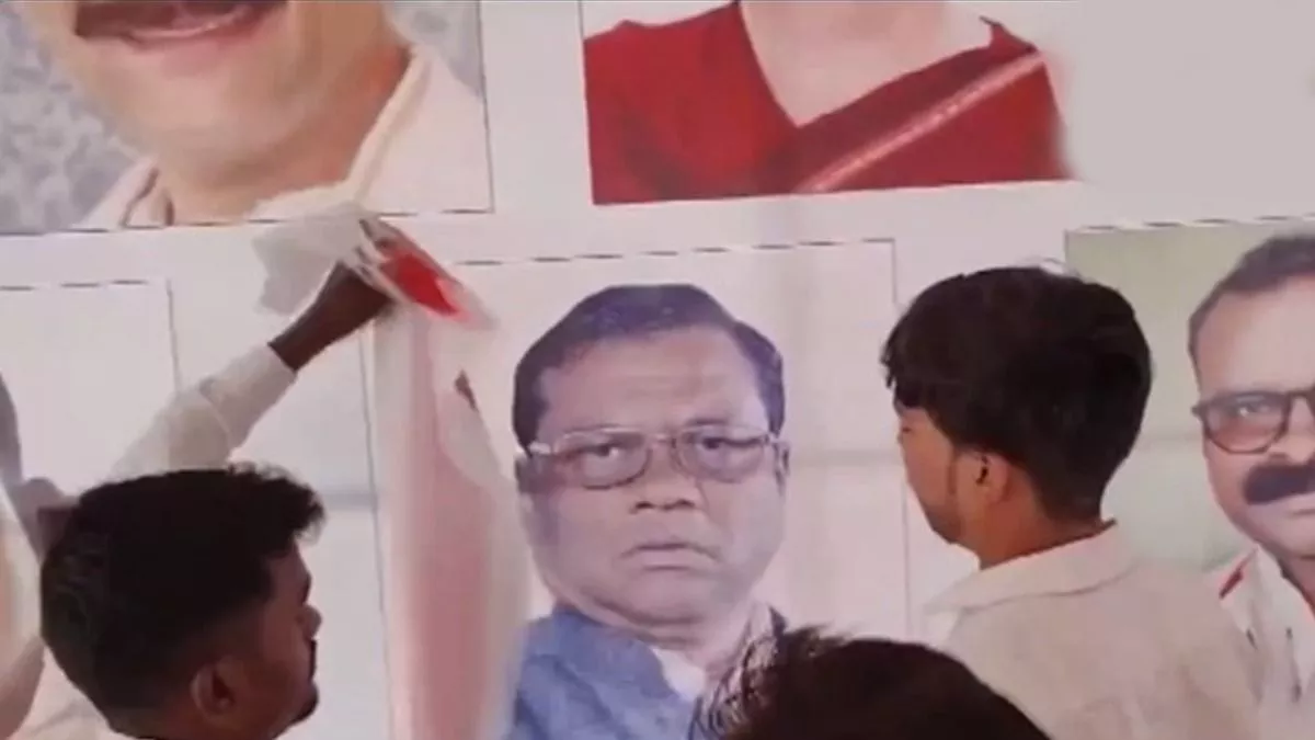 Read more about the article कांग्रेस के मंच पर भाजपा उम्मीदवार की तस्वीर, राहुल गांधी की रैली से पहले कार्यकर्ताओं ने कर दी गड़बड़