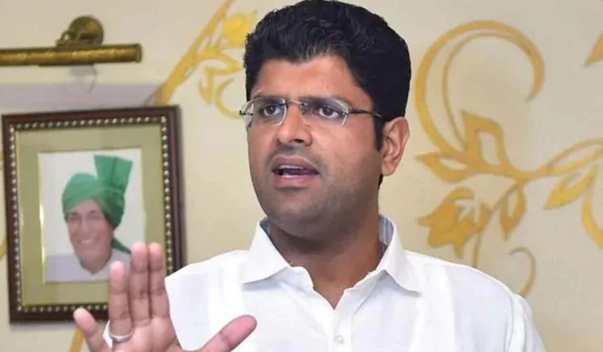 You are currently viewing Haryana: पूर्व उप मुख्यमंत्री Dushyant Chautala के खिलाफ किसानों ने नरनौंद में विरोध प्रदर्शन किया