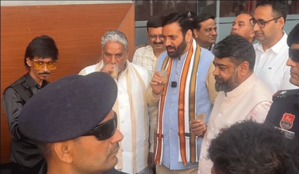 Read more about the article Dolly Chaiwala: Haryana के मुख्यमंत्री Nayab Singh Saini बने Dolly Chaiwala वाले के चाय के प्रशंसक, आप भी देखें वायरल वीडियो