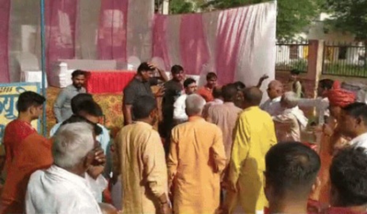 You are currently viewing Narnaul: गांव सिहामा में मतदान के लिए जाने गए BJP उम्मीदवार को गांववालों ने दिखाए काले झंडे, यह मांग अटकी