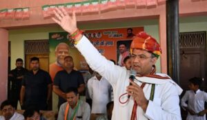 Haryana: फतेहाबाद के करनौली गांव में BJP उम्मीदवार Ashok Tanwar के खिलाफ किसानों का प्रदर्शन, किसानों ने नारे लगाए