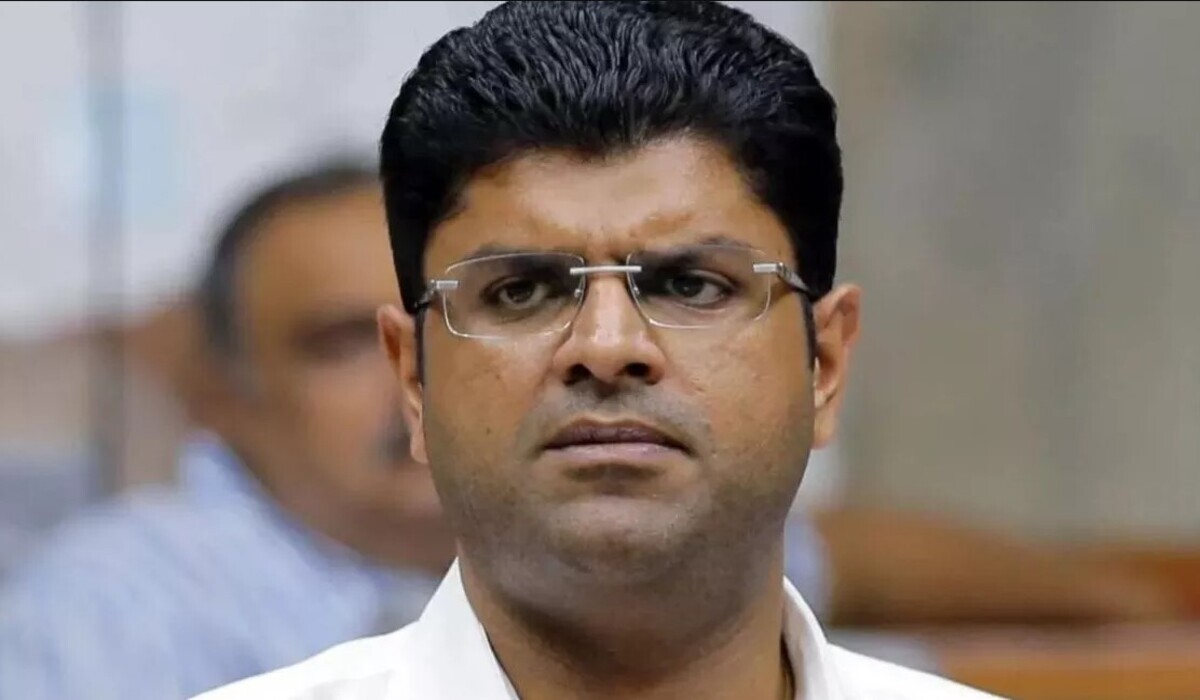 Read more about the article Hisar: किसानों ने Dushyant Chautala को काले झंडे दिखाए, गाड़ी के सामने खड़े होकर नारे लगाए