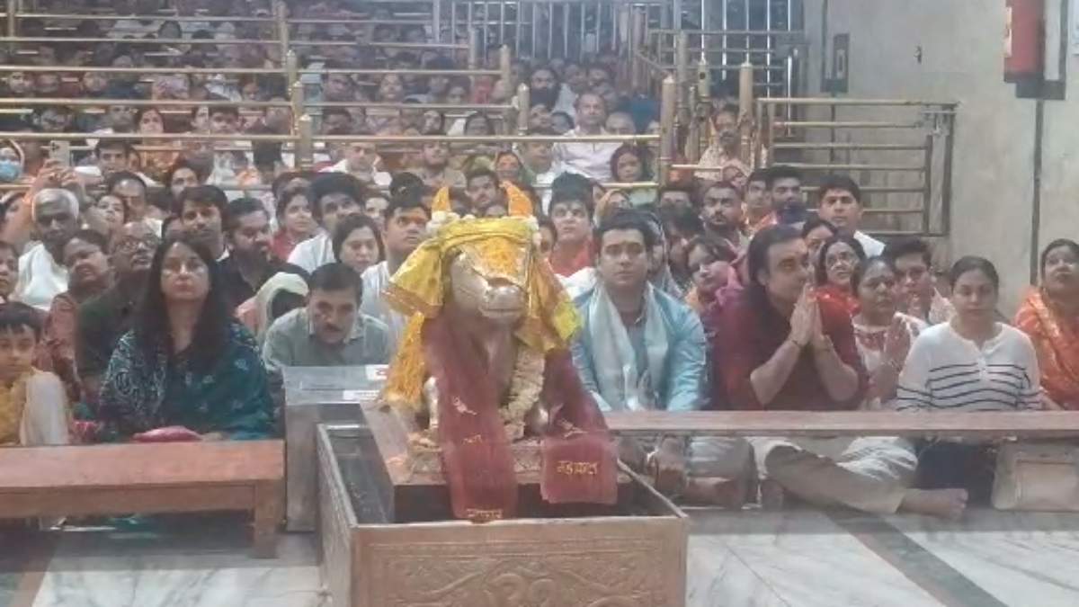 You are currently viewing महाकाल की भस्म आरती में शामिल हुए जुबिन नौटियाल