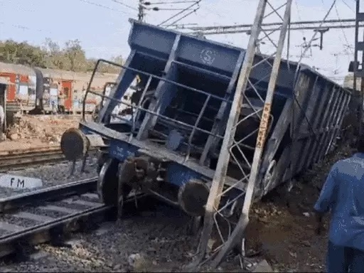 You are currently viewing बगैर इंजन 250 मीटर दौड़ी मालगाड़ी, पटरी से उतरे पांच डिब्बे