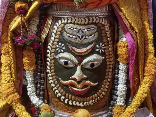 You are currently viewing महाकाल का त्रिपुण्ड बिलपत्र चंद्र अर्पित कर किया श्रृंगार