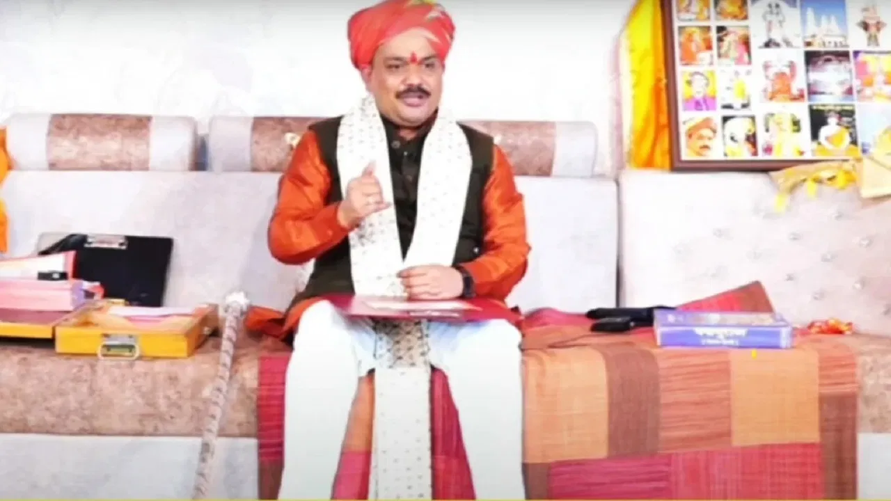 You are currently viewing पर्ची निकालने और भविष्यवाणी करने वाले वालों को 10 लाख का इनाम : पंडोखर महाराज