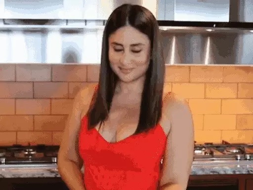 You are currently viewing ‘प्रेग्नेंसी बाइबल’ पर करीना कपूर को एमपी हाईकोर्ट का नोटिस