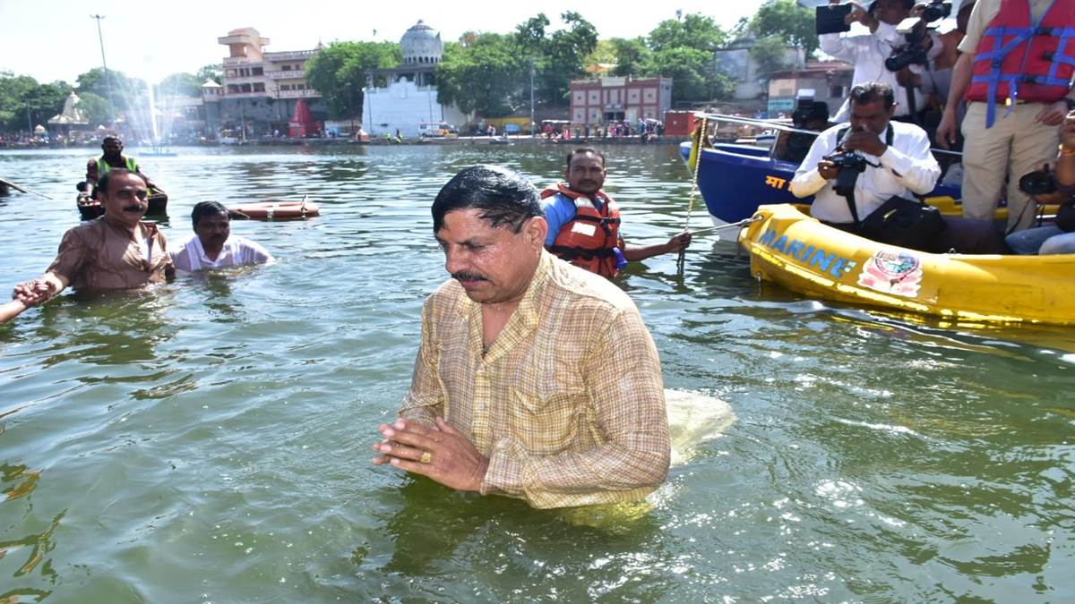You are currently viewing मप्र के सीएम डॉ मोहन यादव ने शिप्रा में लगाई डुबकी