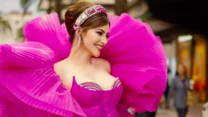 Read more about the article उर्वशी रौतेला ने हॉट पिंक गाउन में दिखाया अपना जवला