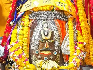 Read more about the article भगवान महाकाल को वैष्णव तिलक लगाकर फूलों से राजा स्वरूप में श्रृंगार