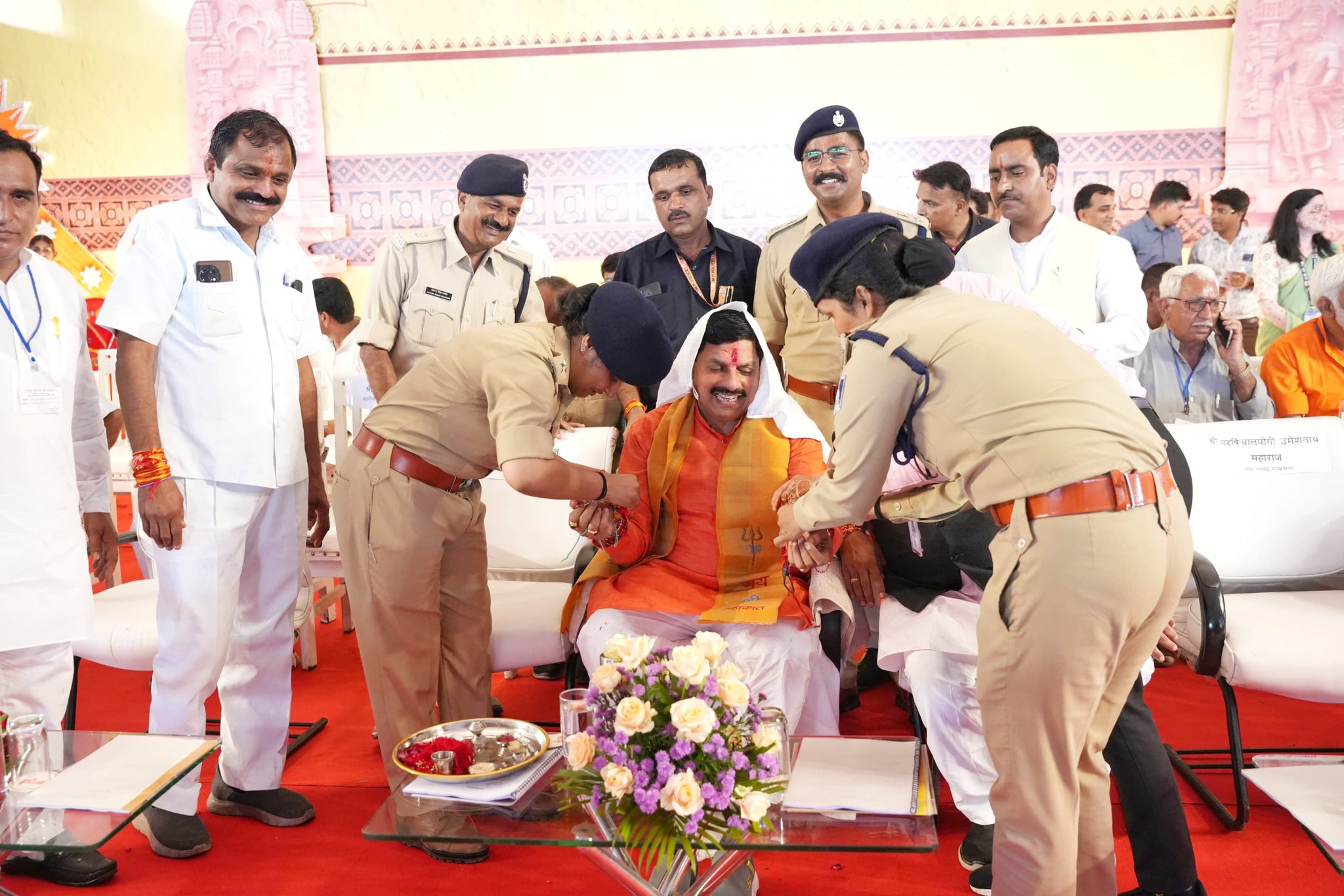 Read more about the article आपने गृहनगर में मुख्यमंत्री डॉ. मोहन यादव ने बहनों से बंधवाई राखी, नारायणा में श्री कृष्ण सुदामा धाम पहुंचकर करेंगे दर्शन…