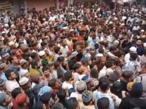 Read more about the article छतरपुर में पुलिस पर भीड़ ने किया पथराव : TI समेत तीन पुलिसकर्मी घायल ; CM की चेतावनी के बाद पुलिस का बड़ा एक्शन …