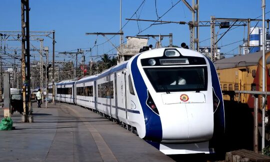 Read more about the article अक्टूबर में शुरू होगी भोपाल से लखनऊ रूट पर वंदे भारत, आठ कोच के साथ ट्रेन में होगी 564 सीट