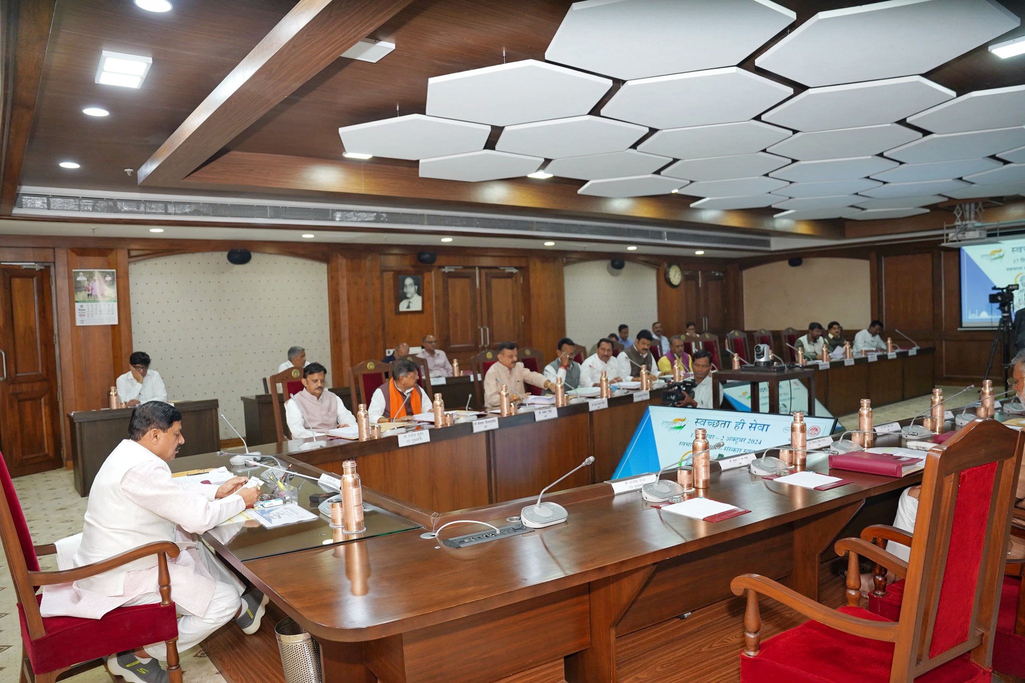 You are currently viewing मुख्यमंत्री डॉ. मोहन यादव की अध्यक्षता में हुई कैबिनेट बैठक; निगम-मंडलों में मंत्रियों को बनाया जाएगा अध्यक्ष