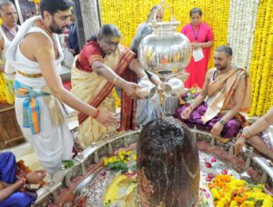 Read more about the article उज्जैन आई राष्ट्रपति द्रौपदी मुर्मू: इंदौर–उज्जैन सिक्स लेन का किया वर्चुअल भूमि पूजन, स्वच्छता मित्रों का किया सम्मान; बाबा महाकाल के किए दर्शन