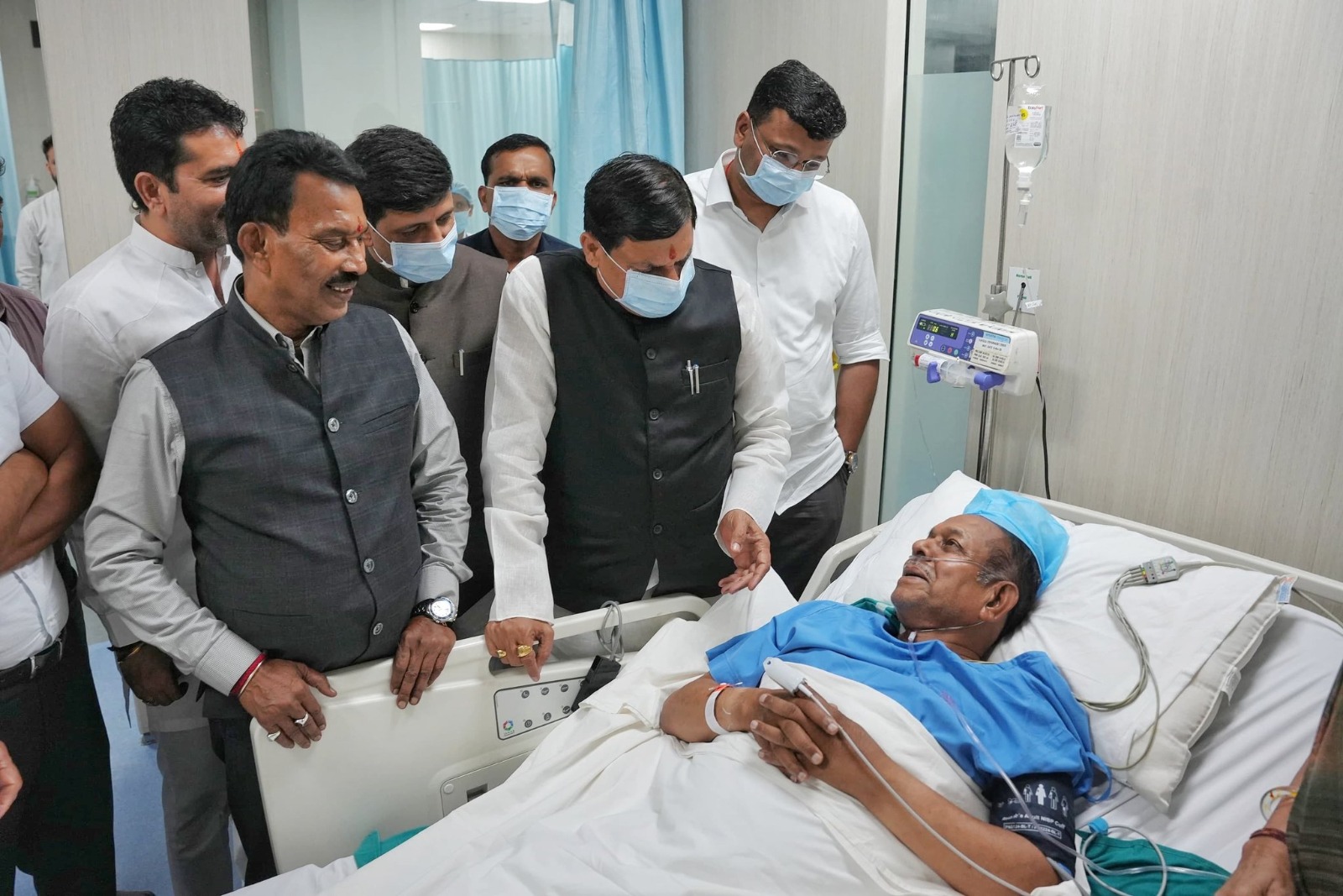 You are currently viewing विधायक मधु वर्मा से मिलने जुपिटर हॉस्पिटल पहुंचे सीएम, जाना हाल-चाल; डॉक्टर से चर्चा कर उपचार की जानकारी ली, हार्ट अटैक की शिकायत के बाद मधु वर्मा को किया गया था भर्ती
