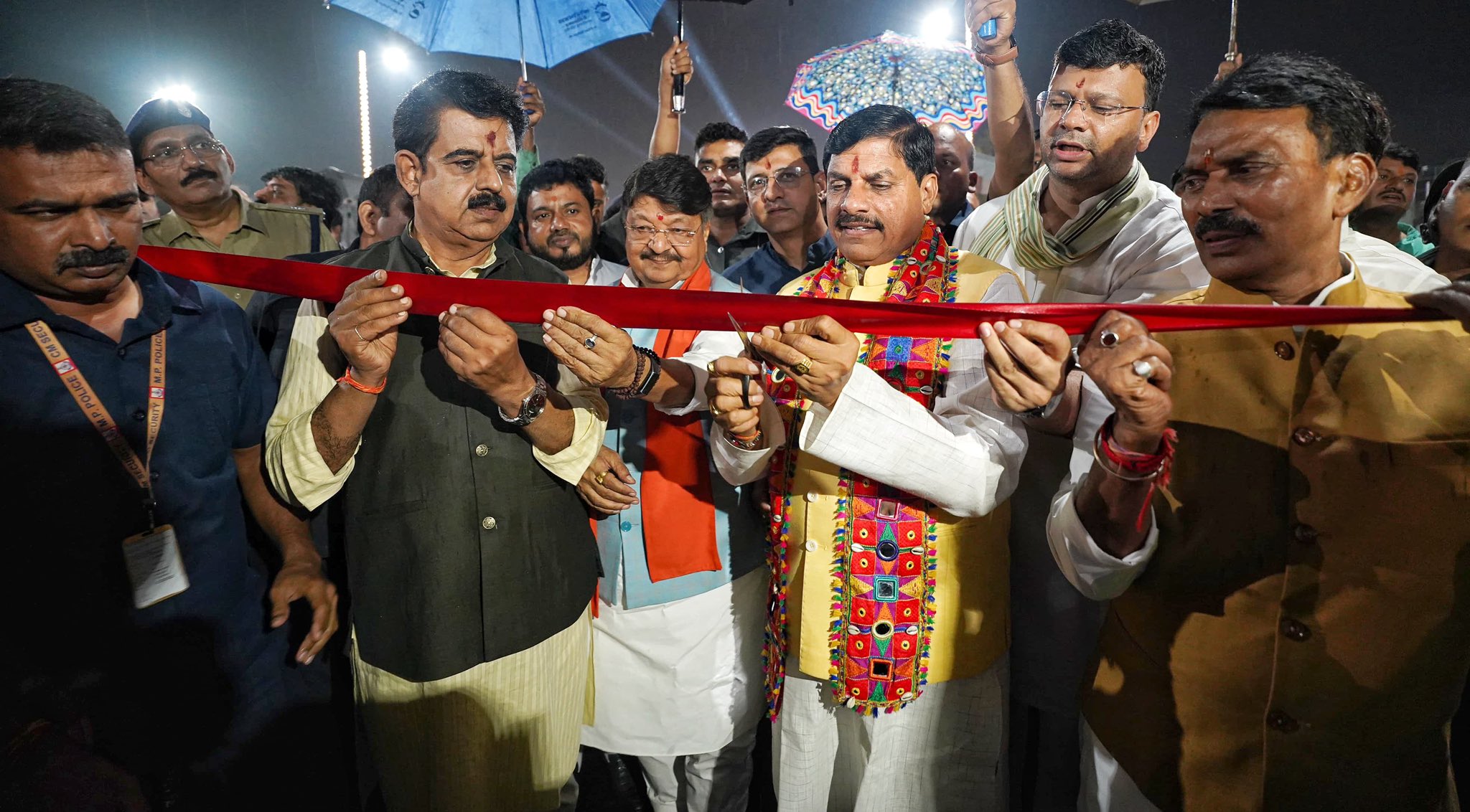 You are currently viewing Indore: इतिहास में पहली बार जनता को मिली 4 फ्लाईओवर की सौगात, मुख्यमंत्री मोहन यादव ने करीब 222.25 करोड़ रुपये के 4 फ्लाईओवर का किया लोकार्पण; बोले – प्रदेश में विकास को नई गति देकर लिखा जाएगा नया अध्याय