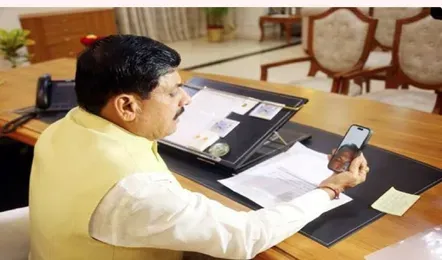 You are currently viewing कार में फंसे लोगों के लिए फरिश्ता बनकर आया वारिस, बचाई जान; CM ने वीडियो कॉल पर की बात, एक लाख रुपए इनाम देने की घोषणा