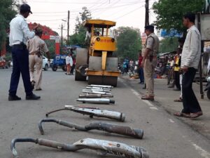 Read more about the article उज्जैन पुलिस के बाद अब इंदौर पुलिस ने ध्वनि प्रदूषण फैलाने वालों पर की सख्त कार्रवाई है, 300 गाड़ियों के मॉडिफाइड साइलेंसर पर चलवाया बुलडोजर ; वीडियो हो रहा वायरल