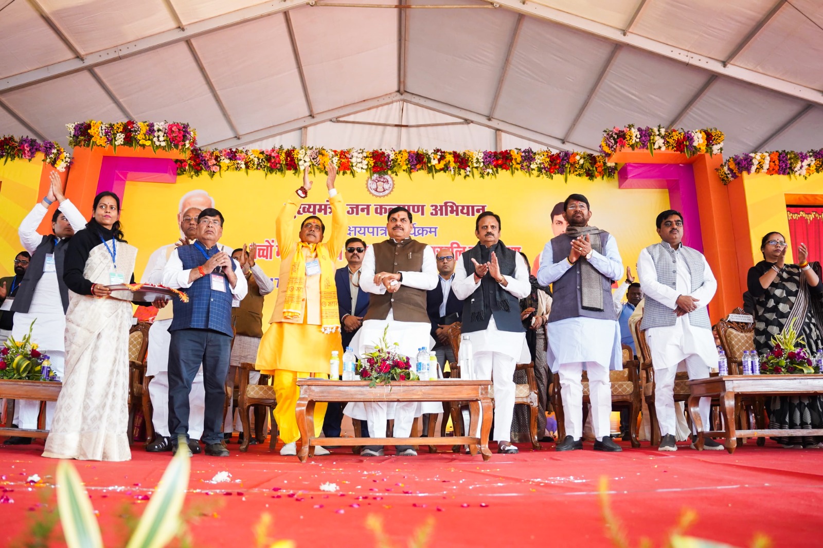 You are currently viewing मऊगंज में सीएम ने किए ₹5,175 करोड़ के विकास कार्यों का लोकार्पण और भूमिपूजन, बच्चों को दिया सुपोषण का संदेश; सिंगल क्लिक से 60 लाख स्टूडेंट्स को ट्रांसफर की ₹332 करोड़ की राशि