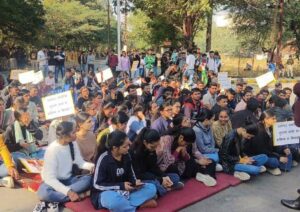 Read more about the article इंदौर में 70 घंटे चला MPPSC छात्रों का प्रदर्शन समाप्त, कई मांगों पर बनी सहमति; CM यादव से मिलेंगे स्टूडेंट