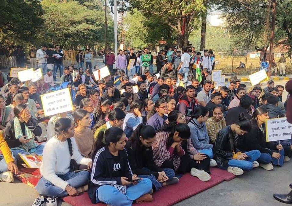 You are currently viewing इंदौर में 70 घंटे चला MPPSC छात्रों का प्रदर्शन समाप्त, कई मांगों पर बनी सहमति; CM यादव से मिलेंगे स्टूडेंट