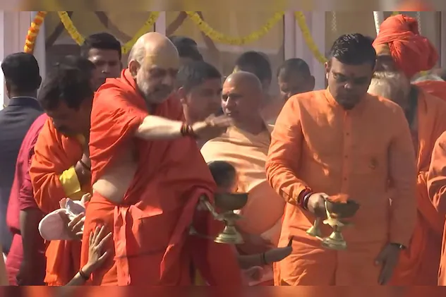 You are currently viewing Maha Kumbh 2025: अमित शाह ने परिवार संग संगम में लगाई आस्था की डुबकी, पोते को दिलाया संतों का आशीर्वाद …