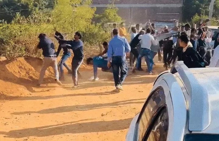 Read more about the article MP: ग्वालियर में राजस्व अमले पर हुआ हमला, जान बचाकर भागे अधिकारी-कर्मचारी; घटना का वीडियो आया सामने