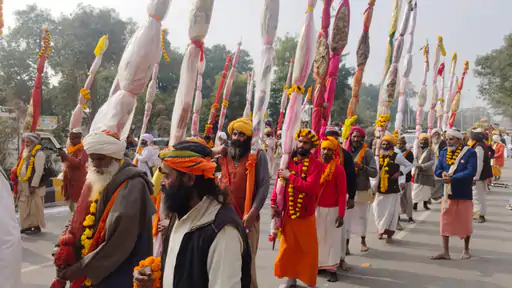 You are currently viewing Prayagraj Maha Kumbh 2025 में आज एक साथ तीन अखाड़े कर रहे हैं प्रवेश, तलवारें लहराते हाथी, घोड़े, ऊंट और रथ पर सवार होकर निकले 10 हजार साधु संत