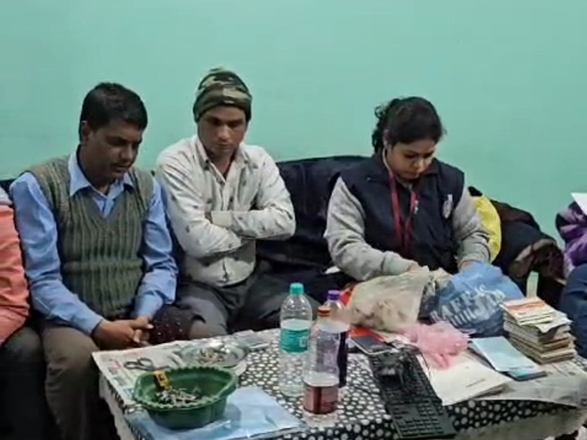 Read more about the article शिक्षक या करोड़ों का खिलाड़ी? भौंती में EOW का बड़ा एक्शन, सरकारी टीचर के घर सुबह 6 बजे दी दबिश: बैंक खातों की हो रही जांच, आरोप- आय से अधिक संपत्ति और संदिग्ध लेन-देन!