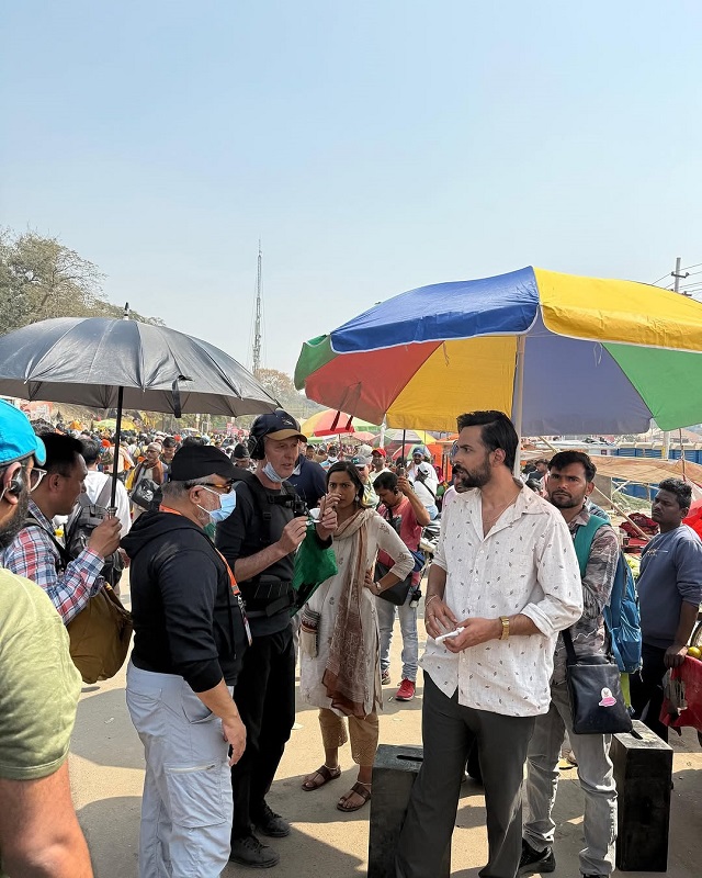 Read more about the article प्रयागराज में शूटिंग करते दिखे अभिषेक बनर्जी, लाखों की भीड़ के बीच वायरल हुई तस्वीरें; राजकुमार राव की फिल्म ‘टोस्टर’ में भी करेंगे कैमियो