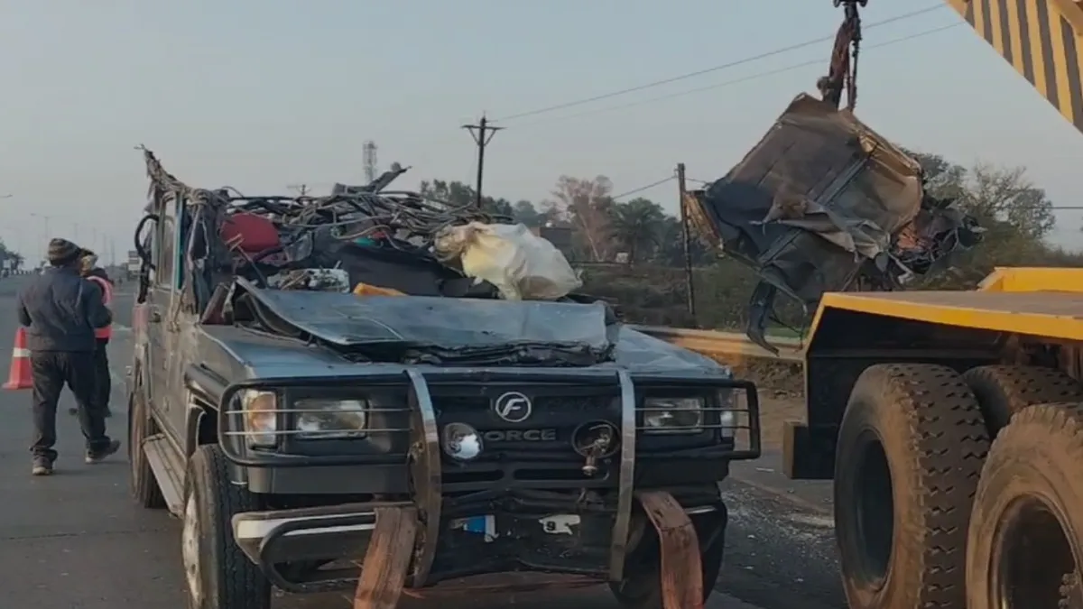 You are currently viewing भीषण सड़क हादसा, जबलपुर में श्रद्धालुओं की कार और बस की टक्कर: 6 की दर्दनाक मौत, दो की हालत गंभीर; महाकुंभ से कर्नाटक लौट रहे थे श्रद्धालु