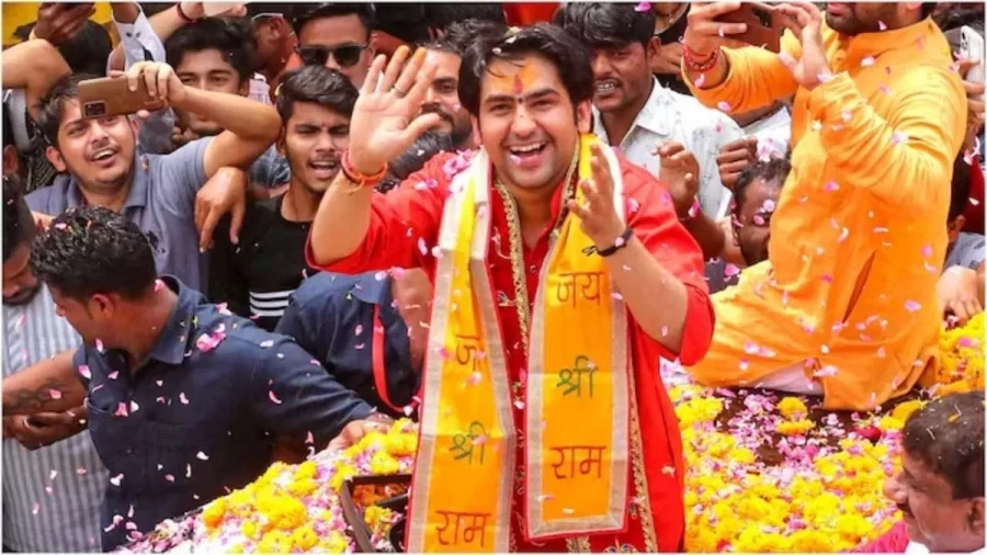 You are currently viewing महाकुंभ भगदड़ पर धीरेंद्र शास्त्री का “मोक्ष” बयान बना सियासी ड्रामा, बागेश्वर बाबा ने दी सफाई: बोले – “बयान को तोड़ा-मरोड़ा गया”, कहा VIP कल्चर बंद करें; ‘महाकुंभ राजनीति का नहीं, भरोसे का अड्डा’