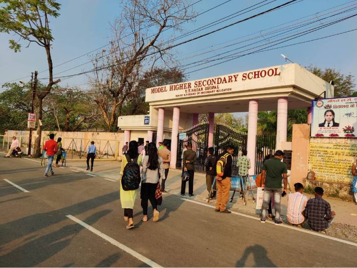 You are currently viewing MP Board 10वीं परीक्षा शुरू: पहला पेपर हिंदी का, पूरे प्रदेश में परीक्षा केंद्रों पर सुरक्षा के कड़े इंतजाम; इस बार नहीं मिलेगी अतिरिक्त कॉपी