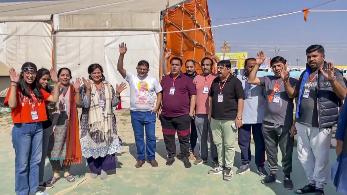 You are currently viewing Mahakumbh 2025: पाकिस्तान के सिंध से आए 68 श्रद्धालुओं ने संगम में लगाई आस्था की डुबकी, बोले – “हम खुद को रोक नहीं सके…”