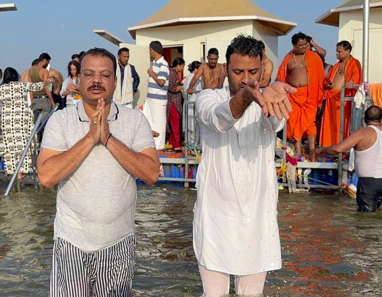 You are currently viewing कांग्रेस विधायकों के साथ प्रयागराज महाकुंभ में पहुंचे नेता प्रतिपक्ष उमंग सिंघार, गंगा में लगाई आस्था की डुबकी; हेमंत कटारे परिवार के साथ हुए ‘गुम’!