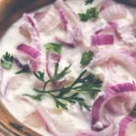 गर्मी में राहत: ठंडा-ठंडा प्याज रायता, स्वाद और सेहत का परफेक्ट मेल!