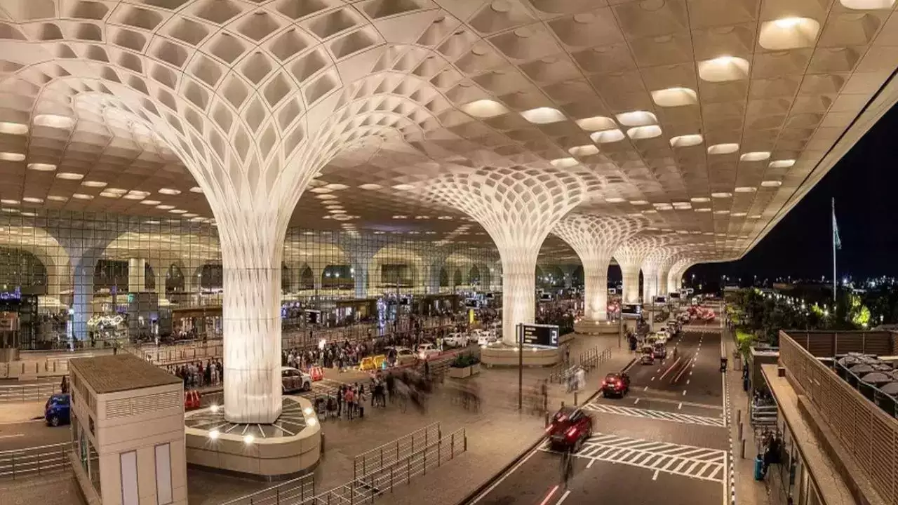 You are currently viewing मुंबई एयरपोर्ट पर सोने की तस्करी का बड़ा खुलासा: अंडरगारमेंट्स में छिपाया 10 किलो सोना जब्त, 3 एयरपोर्ट स्टाफ गिरफ्तार; सोने की कुल कीमत 8.47 करोड़ रुपये