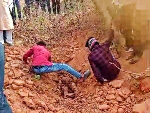 Read more about the article दतिया में दोस्ती की आड़ में विश्वासघात: पार्टी के बहाने बुलाकर कर दी युवक की हत्या, खंडहर में दफनाया शव; हत्या के बाद फरार आरोपी परिवार, पुलिस कर रही तलाश