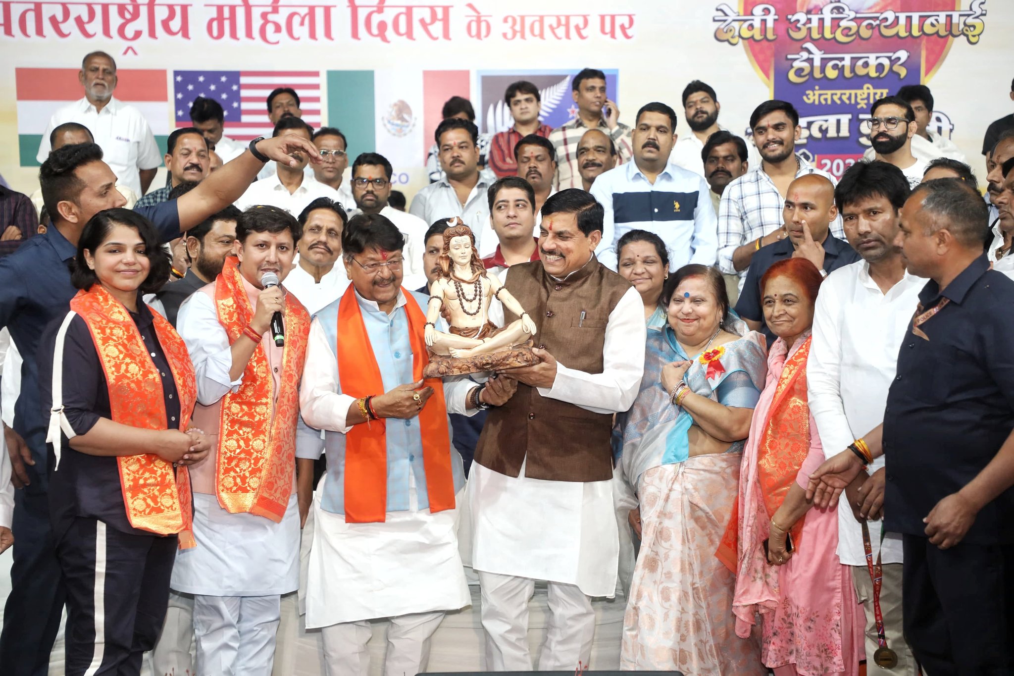 You are currently viewing इंदौर में हुई अंतरराष्ट्रीय महिला कुश्ती प्रतियोगिता, देश-विदेश की 54 पहलवानों ने अखाड़े में दिखाया दम; मुख्यमंत्री डॉ. मोहन यादव भी हुए कार्यक्रम में शामिल;