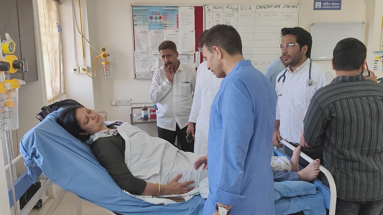 Read more about the article भोपाल में MP किसान कांग्रेस के प्रदर्शन के दौरान मंच टुटा: मंच गिरने से कई नेता घायल, गंभीर हालत में भर्ती; नेताओं का हाल जानने अस्पताल पहुंचे वरिष्ठ नेता