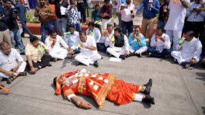 Read more about the article MP Assembly 7th Day: ‘कुंभकरण’ बने कांग्रेस विधायक दिनेश जैन बोस, सड़क पर लेटकर किया विरोध; मंत्री विश्वास सारंग बोले – “फोटो खिंचवाने के लिए कर रहे नाटक”