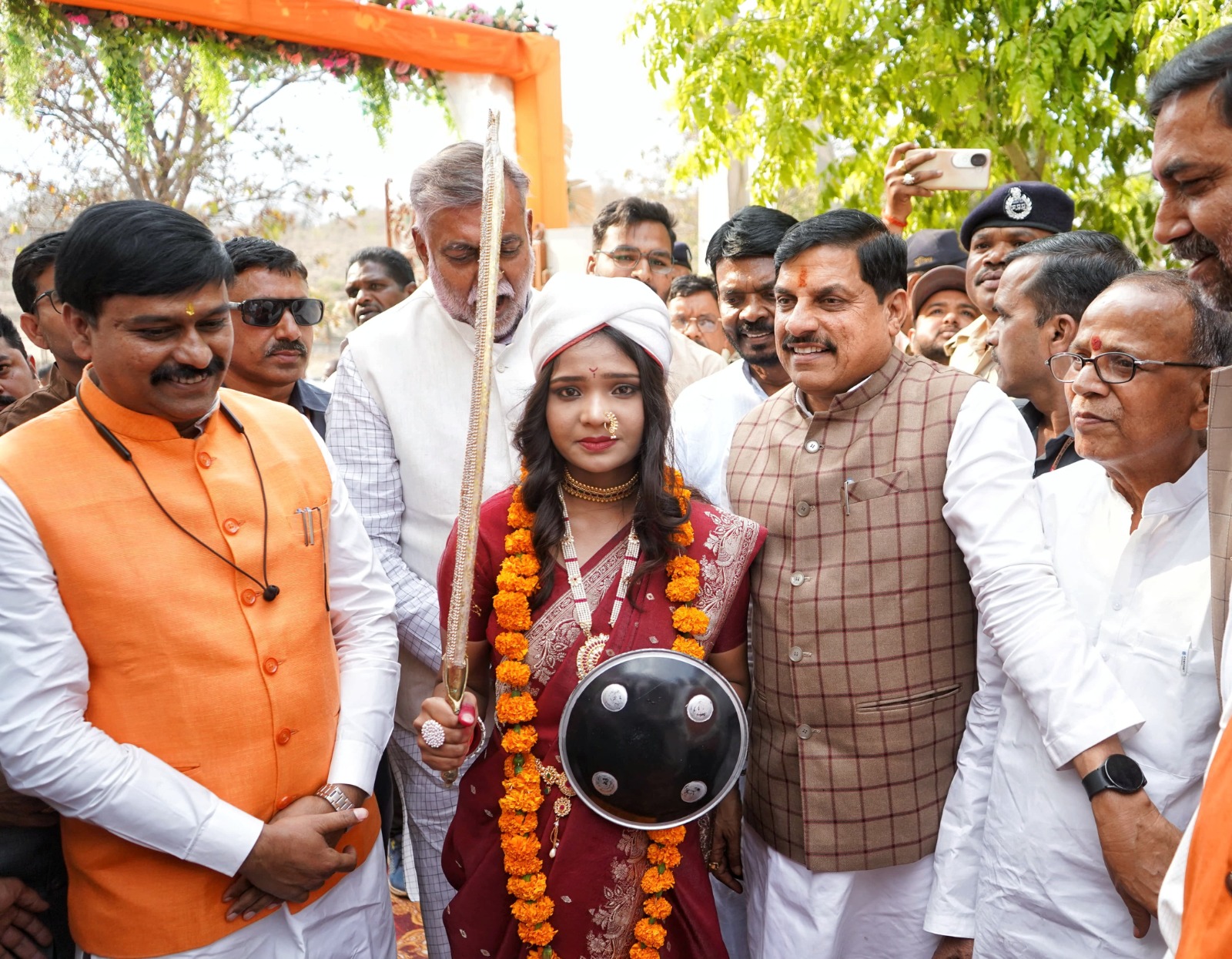 You are currently viewing वीरांगना रानी अवंती बाई के बलिदान दिवस पर मुख्यमंत्री ने अर्पित की श्रद्धांजलि, डिंडौरी को दी विकास योजनाओं की सौगात; CM ने 2482 स्व-सहायता समूहों को 53 करोड़ 80 लाख रुपये की राशि वितरित की