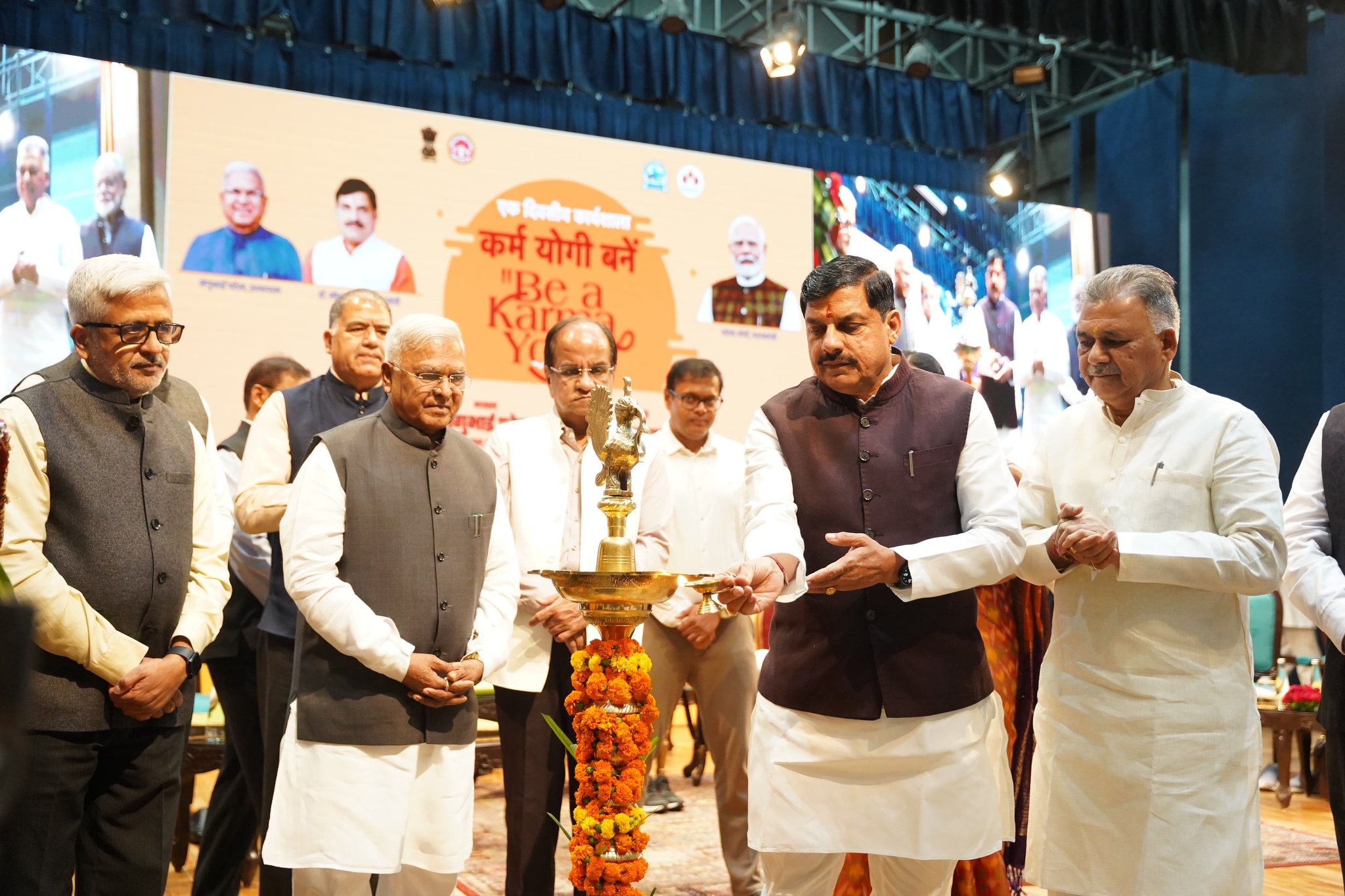 You are currently viewing राजभवन में ‘कर्मयोगी बने’ कार्यशाला का शुभारंभ, CM ने सहभागिता कर अपने विचार किए साझा; राज्यपाल मंगुभाई पटेल बोले – कर्मयोगी भाव, भावनाओं के साथ प्रतिबद्ध प्रयास समय की जरूरत