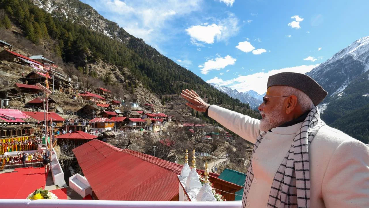 You are currently viewing देवभूमि में पीएम मोदी: उत्तरकाशी में की गंगा आराधना, बाइक रैली को हरी झंडी दिखाकर किया रवाना; बोले – सर्दियों में करें ‘घाम तापो पर्यटन’