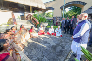 Read more about the article पीएम मोदी मॉरीशस में: ‘भारत माता की जय’ के नारों के बीच पारंपरिक भोजपुरी ‘गीत गवई’ से हुआ पीएम मोदी का अभिनंदन, कल मॉरीशस के 57वें राष्ट्रीय दिवस समारोह में शामिल होने PM